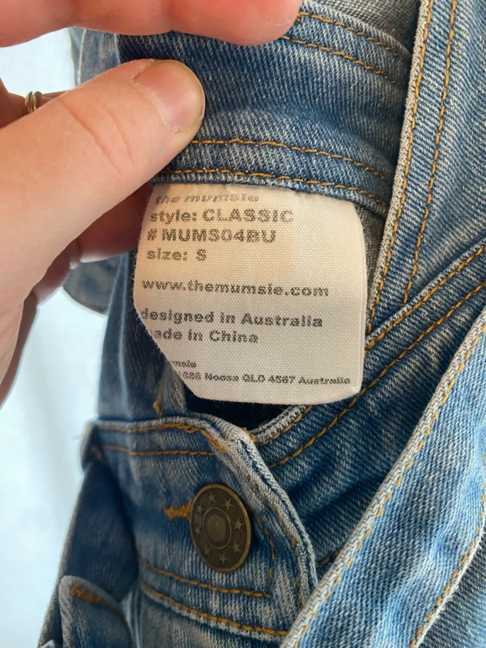 The Mumsie "Classic" light wash denim baby-carrier overalls - Picture 2 of 5